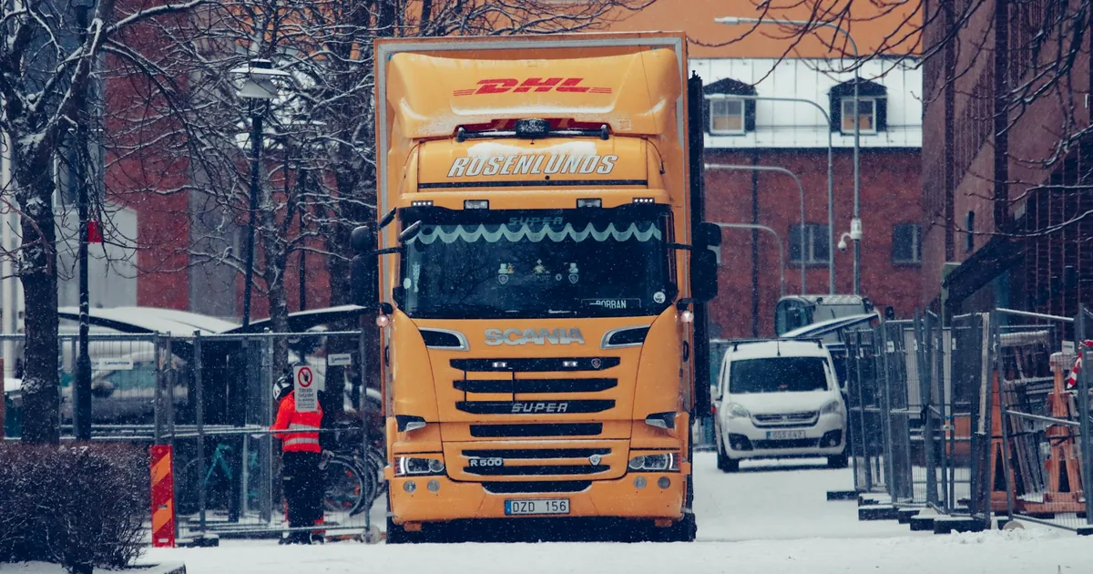 Moving Guide in Compton Acres, Northern Ireland — car parking spaces and facilities