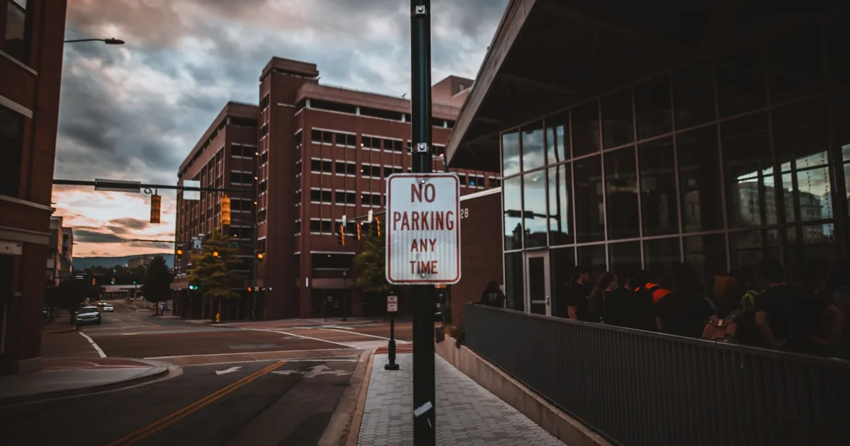 Parking Signs Guide in Downtown Phoenix, Arizona — car parking spaces and facilities