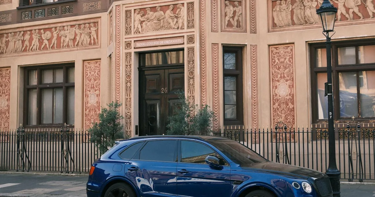 Free Parking Guide in West End, Scotland — car parking spaces and facilities