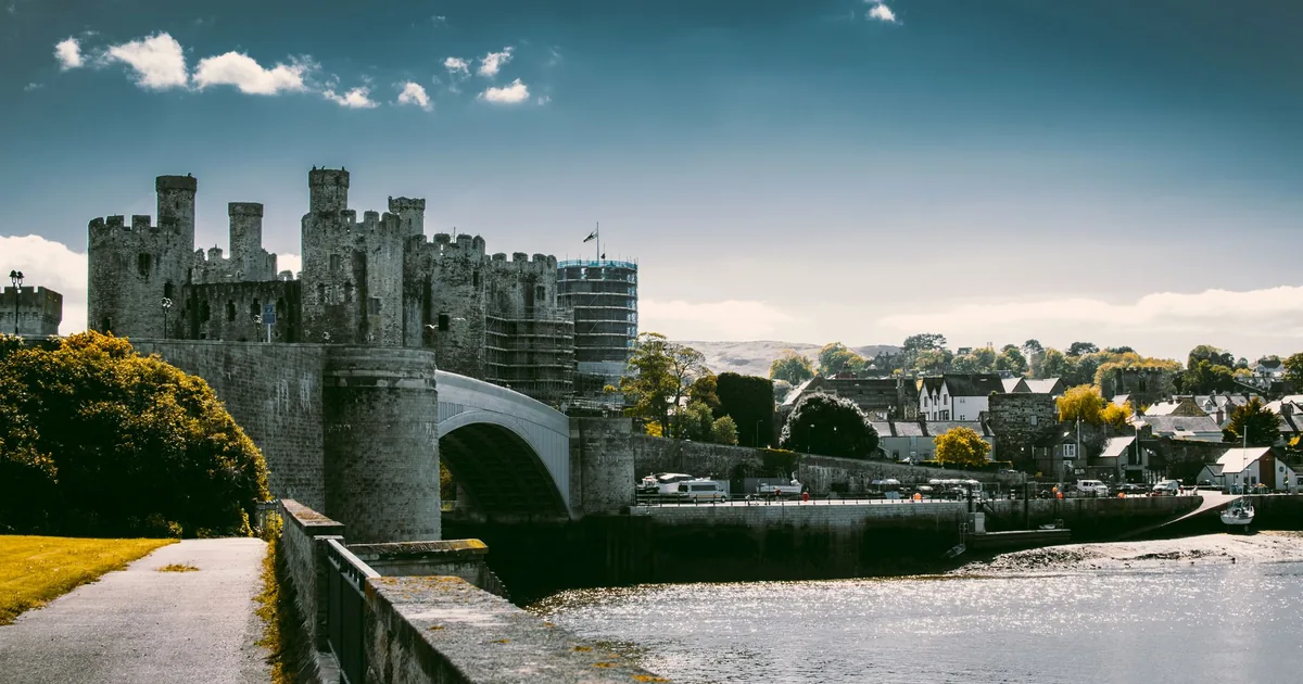 Towed Vehicle Guide in Newark Castle, England — car parking spaces and facilities