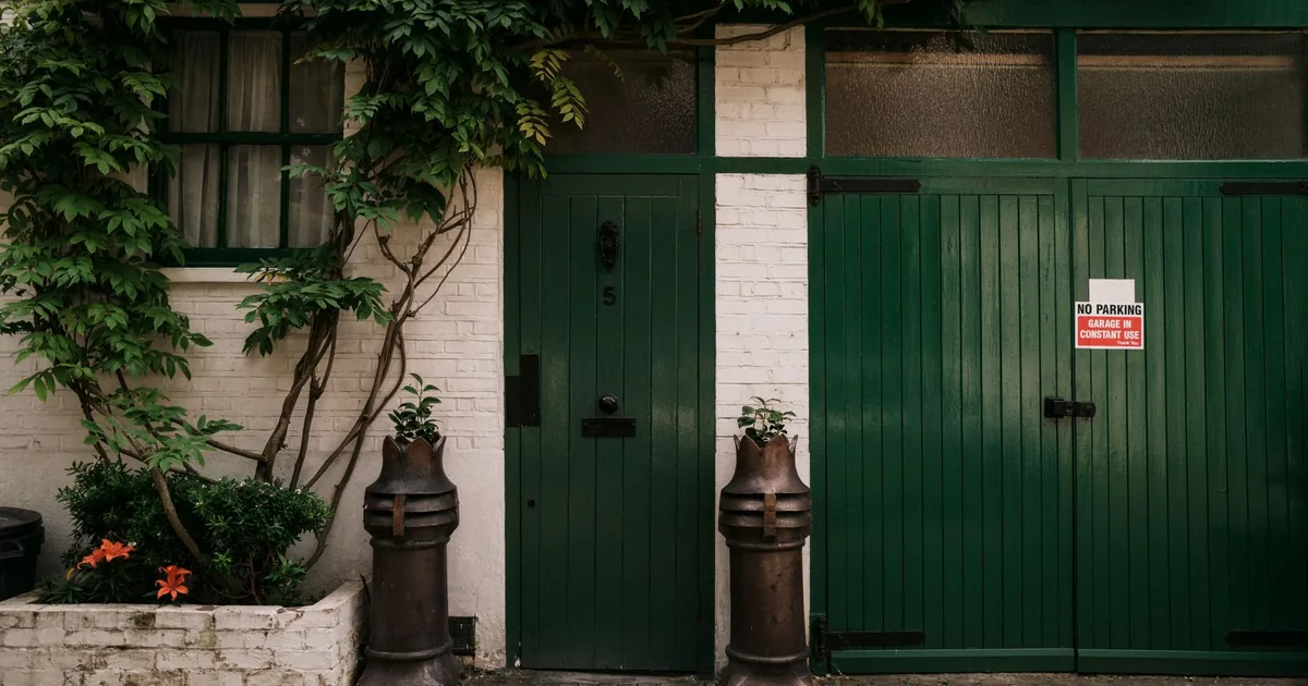 Moving Guide in Notting Hill, England — car parking spaces and facilities