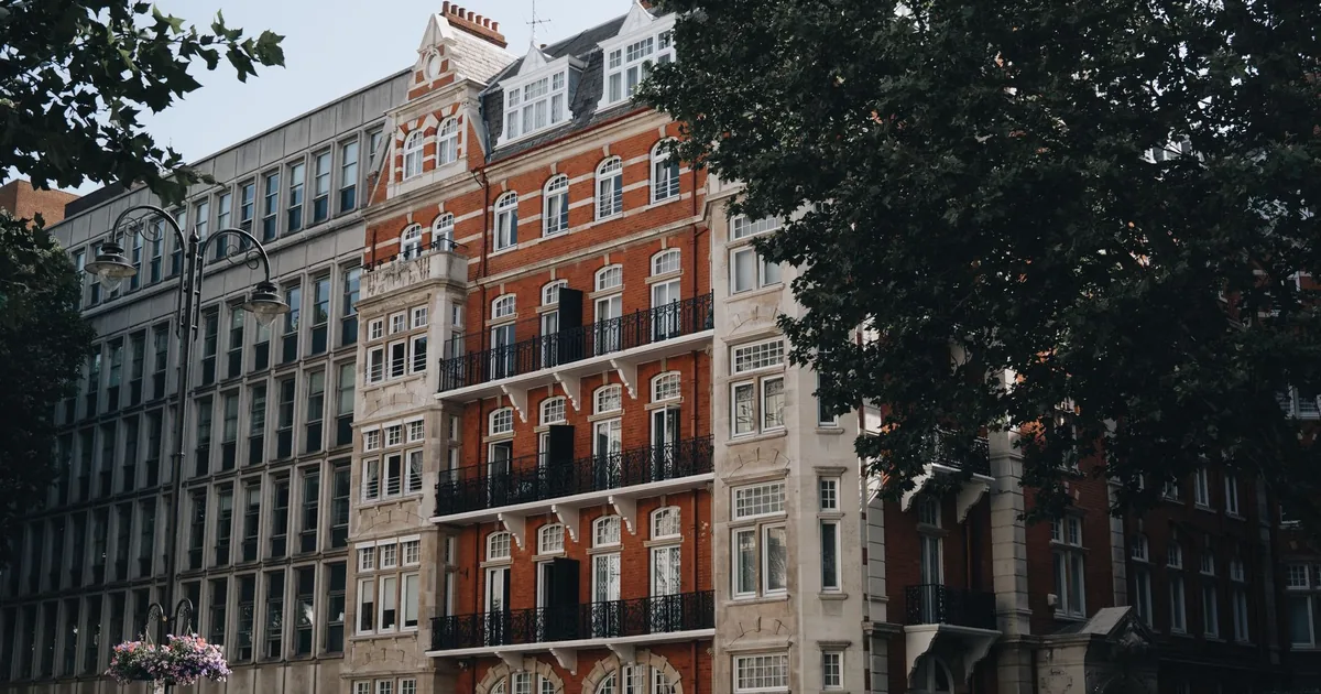 Moving Guide in Mayfair, England — car parking spaces and facilities