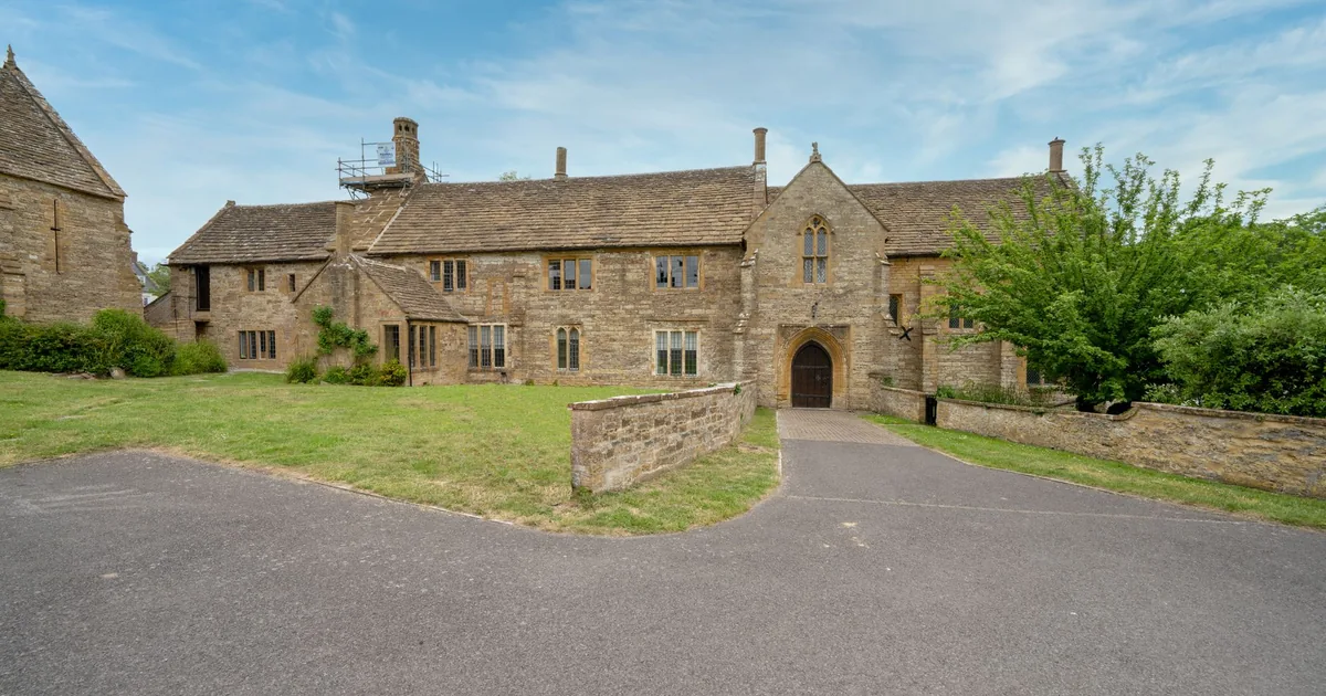 Rent Parking Guide in Holt, Wales — car parking spaces and facilities