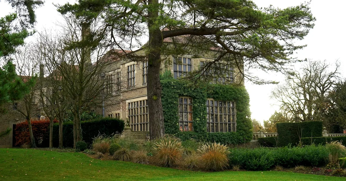 Parking Permits Guide in Manor, England — car parking spaces and facilities
