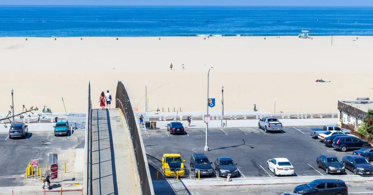 Parking Costs Guide in Huntington Beach, California — car parking spaces and facilities