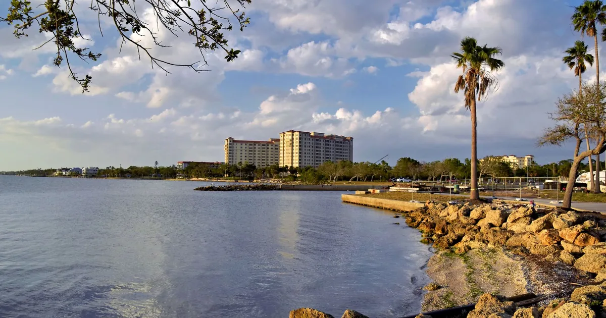 Free Parking Guide in Sarasota, Florida — car parking spaces and facilities