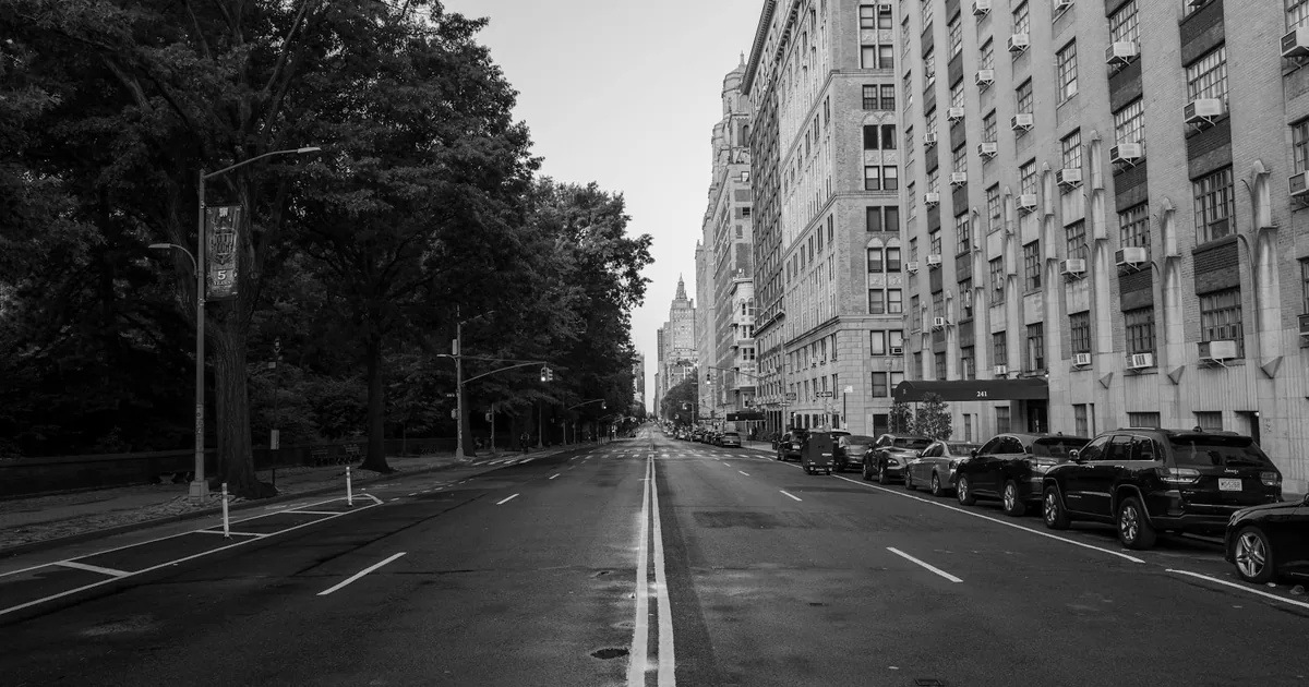 Free Parking Guide in Upper East Side, Wisconsin — car parking spaces and facilities