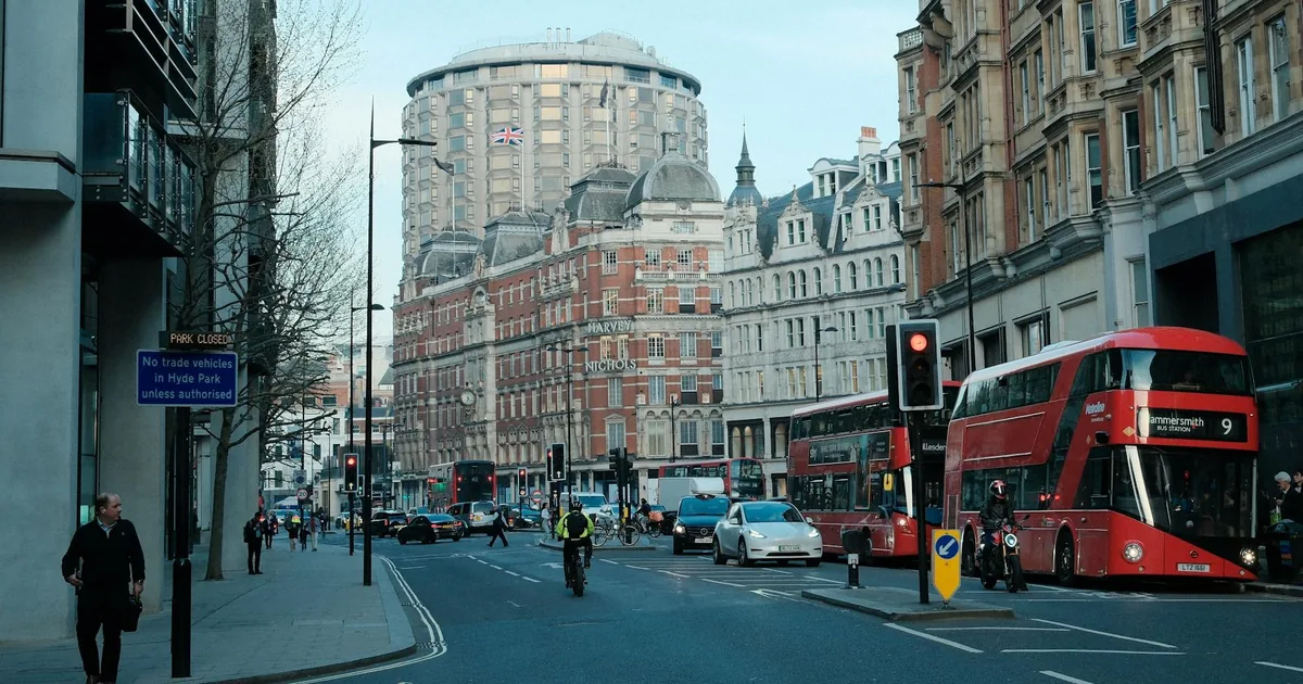 Parking Fines Guide in Hyde Park, England — car parking spaces and facilities