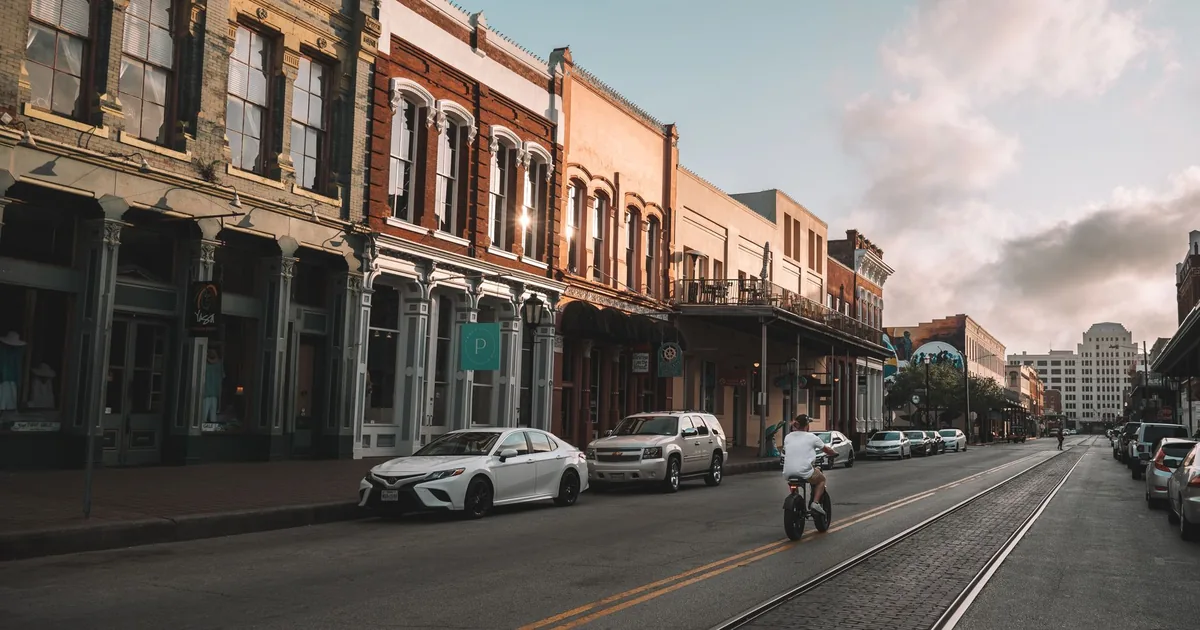 Free Parking Guide in Historic District, California — car parking spaces and facilities