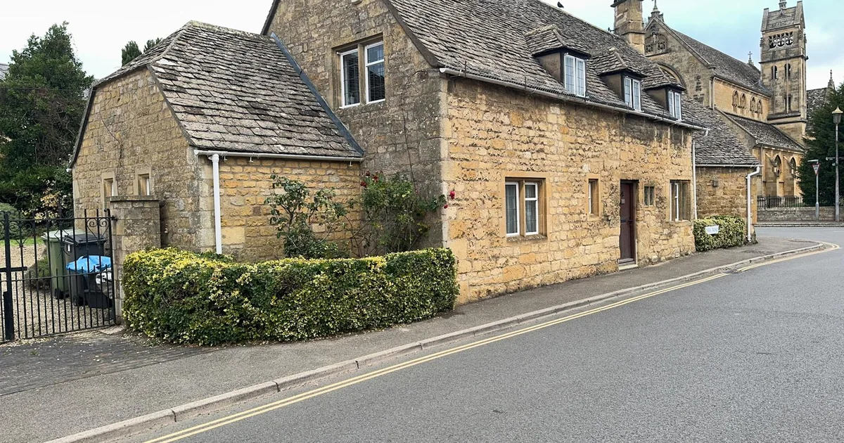 Moving Guide in Witney, England — car parking spaces and facilities