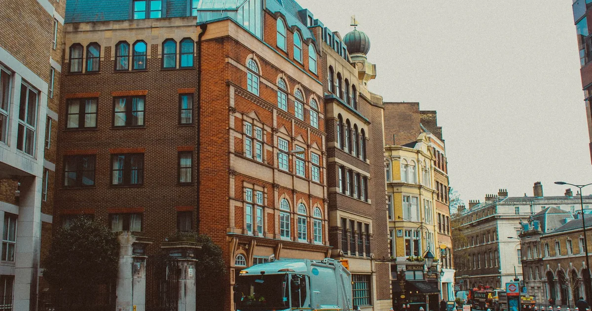 Moving Guide in Leyland, England — car parking spaces and facilities