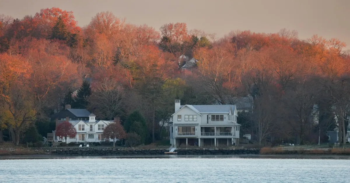 Moving Guide in Glen Cove, New York — car parking spaces and facilities
