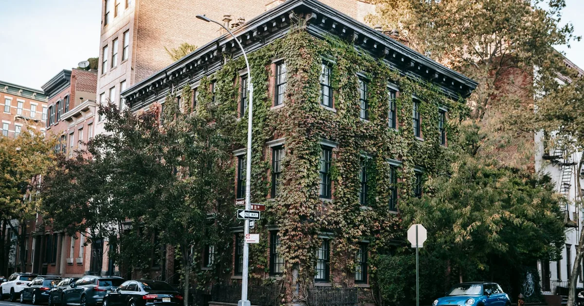 Parking Permits Guide in German Village, Georgia — car parking spaces and facilities