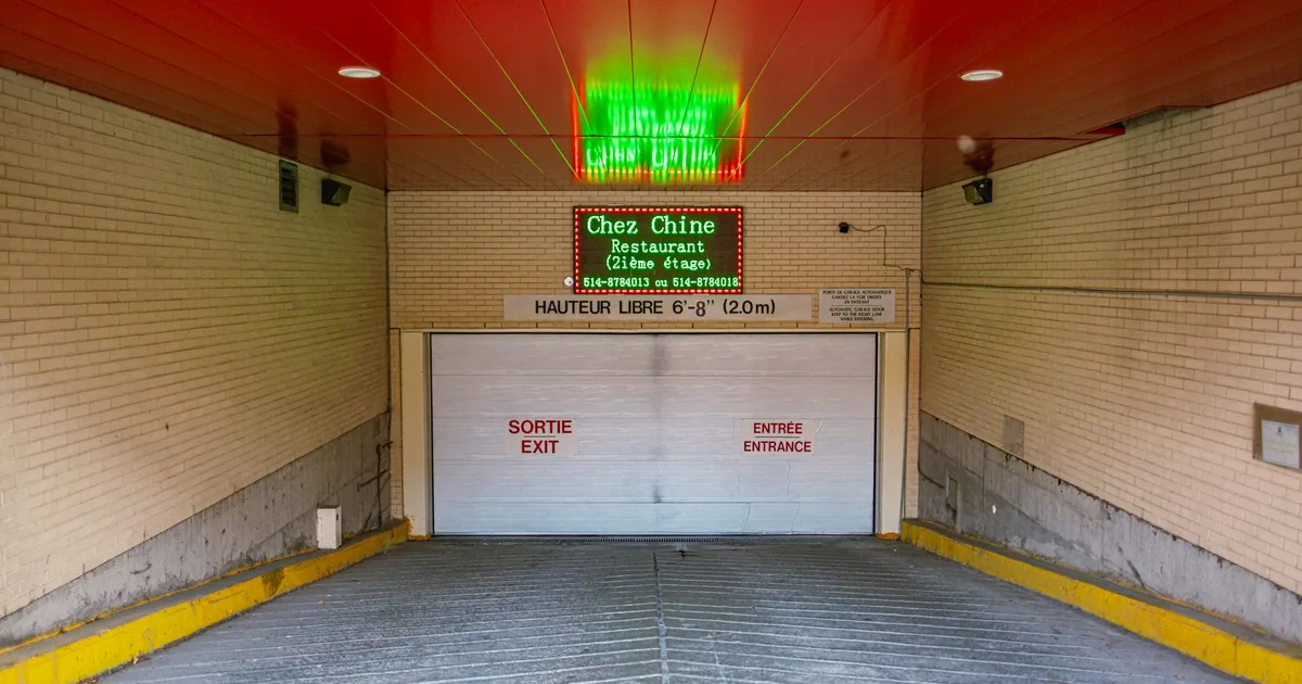 Parking Signs Guide in Desjardins, Quebec — car parking spaces and facilities