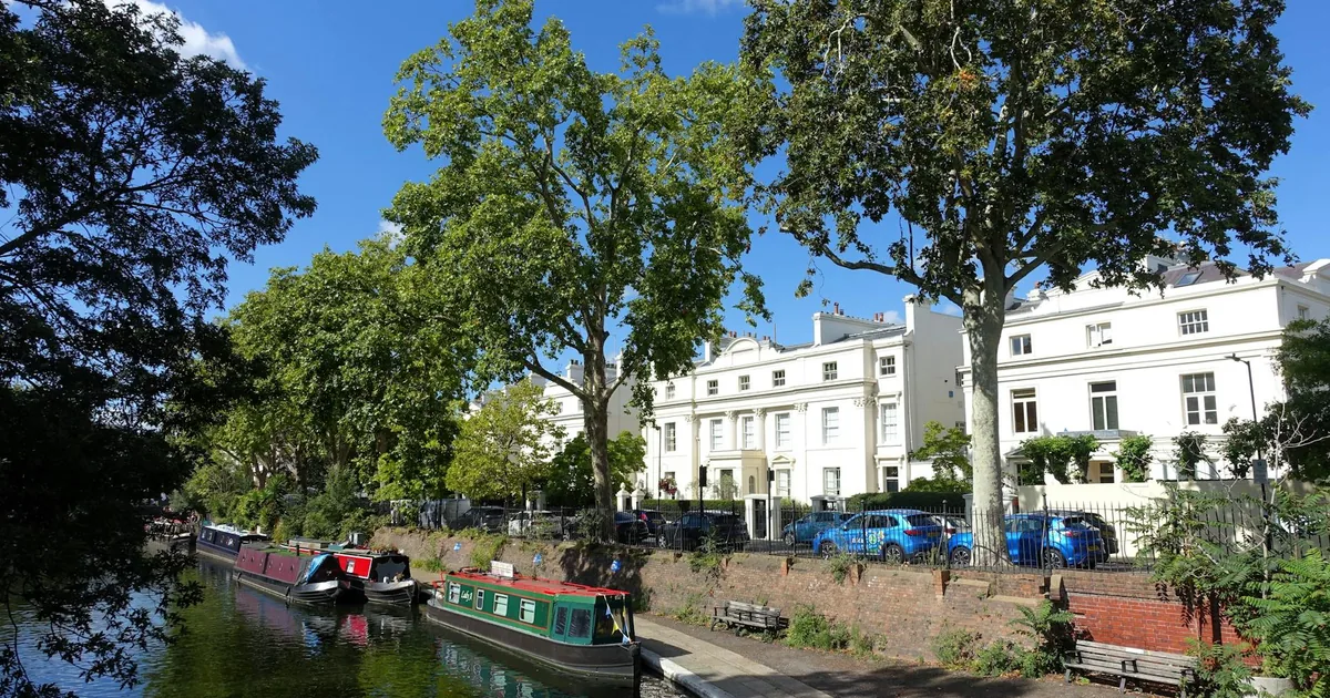 Towed Vehicle Guide in Little Venice, England — car parking spaces and facilities